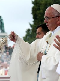 Papež František během mše připomínající 1050. výročí křtu prvního polského panovníka