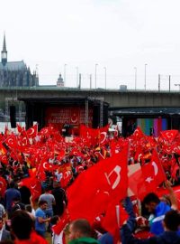 Demonstrace na podporu tureckého prezidenta Erdogana v Kolíně nad Rýnem