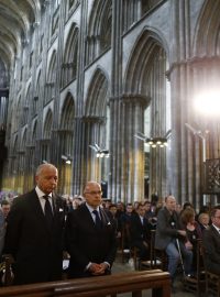 Francouzský ministr vnitra Bernard Cazeneuve vpravo