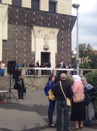 Společná modlitba křesťanů a muslimů v kostele na náměstí Jiřího z Poděbrad v Praze