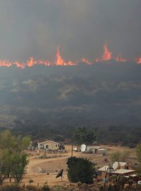 Kalifornští hasiči nemají pod kontrolu lesní požár. Domovy opustilo přes 80 tisíc lidí