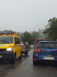 Na MotoGP míří desetitisíce lidí. Kvůli dešti je policisté odklánějí na starou dálnici