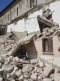 Následky zemětřesení v městečku Accumoli