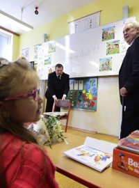 Prezident Miloš Zeman přivítal prvňáčky na základní škole ve Stochově
