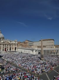 Papež František během nedělní mše na svatopetrském náměstí ve Vatikánu prohlásil Matku Terezu za svatou