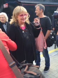 Tvůrci slavného oscarového filmu Ostře sledované vlaky si na nádraží v Loděnici u Berouna připomněli jeho padesátiny. Přišla i herečka Naďa Urbánková (uprostřed)