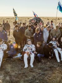Modul vesmírné lodi Sojuz TMA-20M s ruskými kosmonauty Alexejem Ovčininem a Olegem Skripočkou a americkým astronautem Jeffreym Williamsem přistál v Kazachstánu