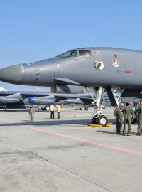 Bombardéry B-1B (v popředí) a B-52 na mošnovském letišti