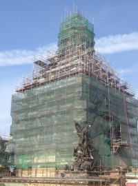 Rekonstrukce Národního muzea. Hlavní věž muzea, u jejího levého rohu je sousoší Nadšení