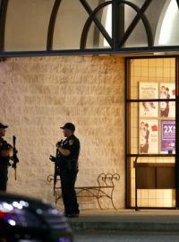 Policisté stojí před obchodním centrem ve washingtonském Burlingtonu, kde při střelbě zemřely čtyři ženy