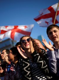 Gruzínci volí parlament. Souboj svede 30 politických stran, favorité jsou dva