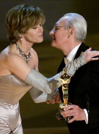 Andrzej Wajda získal v roce 2000 Oscara za celoživotní dílo. Sošku režisérovi předávala americká herečka Jane Fondová