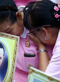 Ve věku 88 let zemřel thajský král Pchúmipchon Adundét. Před nemocnicí se sešly stovky příznivců