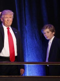 Prezident Donald Trump. Vpravo Trumpův syn Barron a nová první dáma USA Melanie Trumpová.