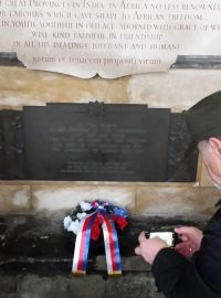 Skupina českých válečných veteránů u pamětní desky, která připomíná oběti československých letců v Británii za druhé světové války.