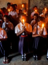 Děti se modlí za oběti vlakové nehody ve škole v indické Agartale