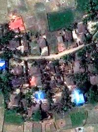 Satelitní snímek jedné z rohingských vesnic před pleněním barmské armády