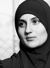 Elzara Sajfullajevová. Její manžel byl letos odsouzen na 5 let za členství v teroristické organizaci, které před soudem odmítl.