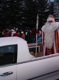 Hlavní Děda Mráz přijel po hlavní třídě až na náměstí , kde se za soumraku konala jejich každoroční porada, v limuzíně.