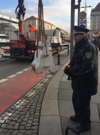 Vánoce v Drážďanech. Přibyly betonové zátarasy a policisté se samopaly, lidé na trhy chodí dál