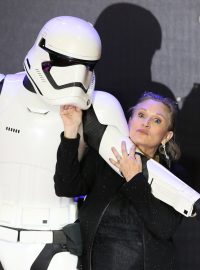 Carrie Fisherová na premiéře sedmého dílu Hvězdných válek v Londýně
