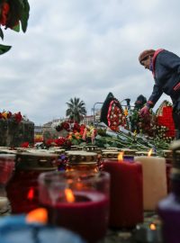 Lidé v Soči přináší na květiny a zapalují svíčky na památku obětí havárie letadla