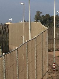 Bariéru mezi Marokem a španělskou enklávou Melilla tvoří šestimetrový plot na marocké straně hranice a stejně vysoký plot na té španělské