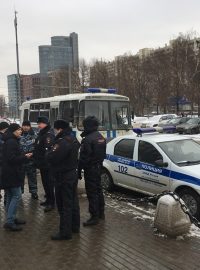 Ruští aktivisté se scházejí každý týden před komplexem budov ministerstva spravedlnosti, ministerstva vnitra a federální vězeňské služby