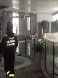 Záchranné práce u hotelu zavaleného lavinou v Itálii