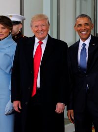 Odchozí a příchozí: manželé Obamovi a manželé Trumpovi.