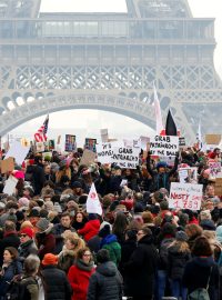Ženy po celém světě pochodovaly za svá práva - Paříž