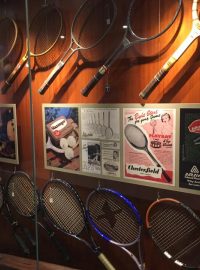 Malé muzeum v Kooyongu ukazuje snad všechny druhy raket v historii tenisu