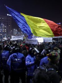 Už několikátý den v Bukurešti i dalších rumunských městech protestují desítky tisíc lidí