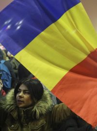 Rumunská vlajka - nezbytná rekvizita protestů.