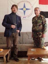 Plukovník Micháíl Hanna, zástupce velitele křesťanských jednotek NPU, ve svém velitelském stanu v Karakóši