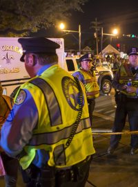 Policista mluví s lidmi na místě nehody v New Orleansu