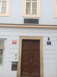 Dílna sídlí v domě na Říční ulici.