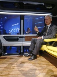 Auto bez volantu jménem Sedric. Volkswagen představil v Ženevě vůz, který nepotřebuje řidiče