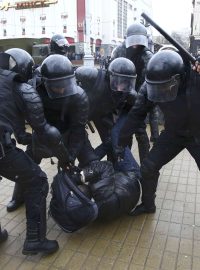 Běloruská policie zatýkala účastníky &quot;pochodu rozhořčených Bělorusů&quot;