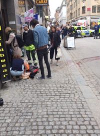 V centru Stockholmu vjel do lidí nákladní automobil.