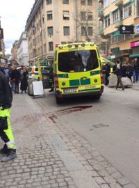 V centru Stockholmu vjel do lidí nákladní automobil.