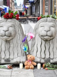 Květiny za oběti útoku nedaleko místa činu ve Stockholmu