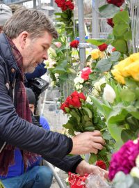 Lidé kladou květiny za oběti útoku nedaleko místa činu ve Stockholmu
