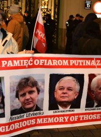 Věčná památka obětem Putina, hlasí jeden z pravidelných plakátů na měsíčnicích