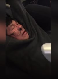 Z letadla ho vyvlekli cestujícího násilím. Několik pasažérů si celý incident natočilo.