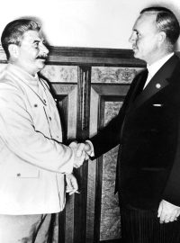 Pakt Ribentrop-Molotov, tj. smlouva mezi nacistickým Německem a Stalinem o neútočení (von Ribbentrop a Stalin po závěrech paktu Hitler-Stalin v Moskvě, 1939)