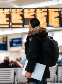 Cestující na letišti (ilustrační snímek)