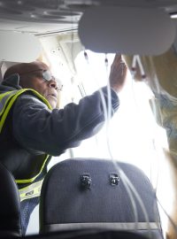 Vyšetřovatel prohlíží záslepku nouzového východu letounu Boeing 737-9 Max společnosti Alaska Airlines, poškozenou při startu z Portlandu 5. ledna 2024.