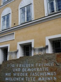 Rodný dům Adolfa Hitlera v rakouském městě Branau am Inn včetně kamene s nápisem „Míru, svobodě a demokracii, nikdy znovu fašismu, miliony mrtvých jsou varováním“