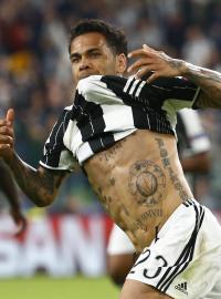 Obránce Dani Alves dal v odvetě s Monakem druhý gól Juventusu.